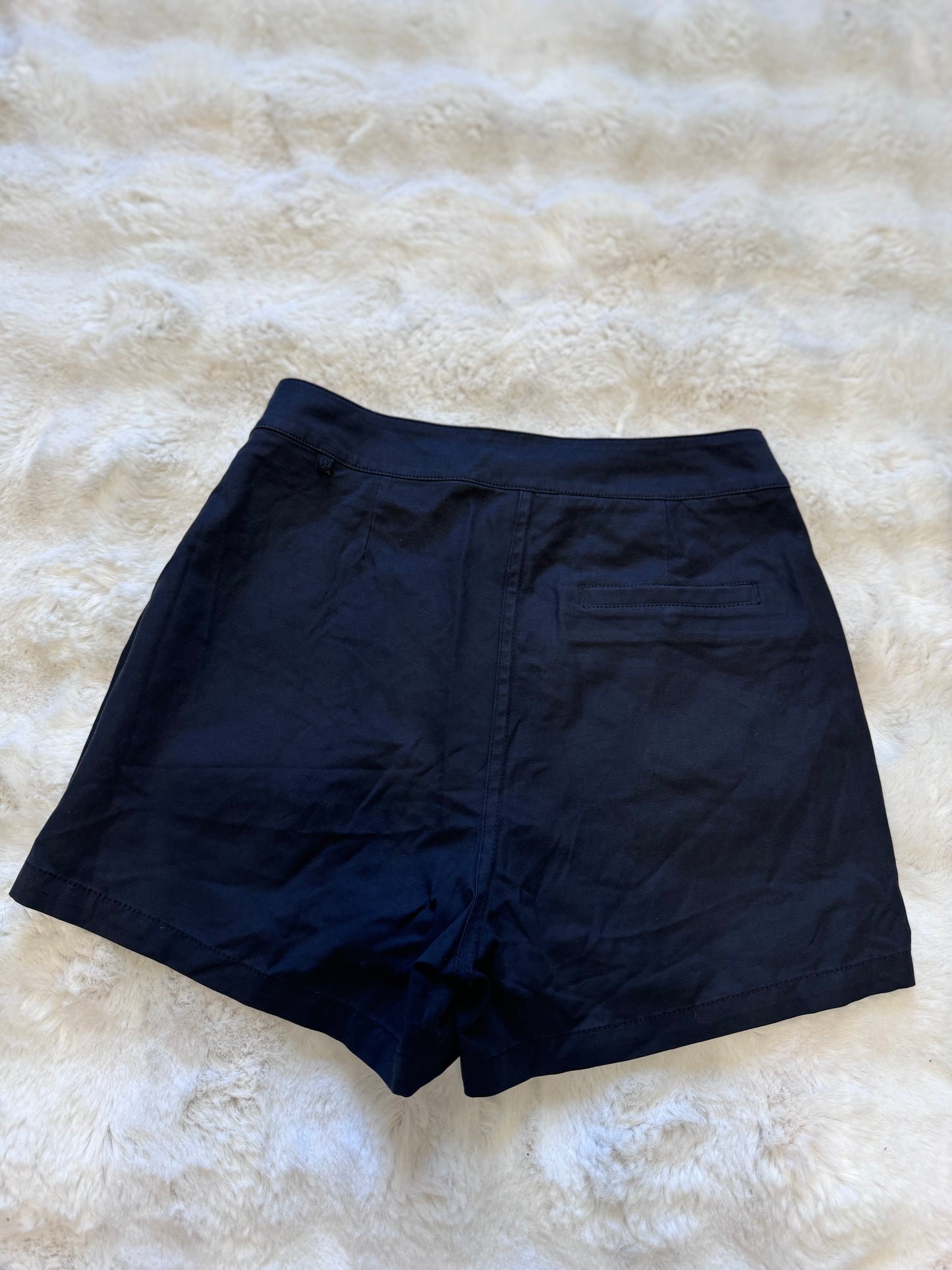 This instant black pocket high rise shorts 3.5” size 2